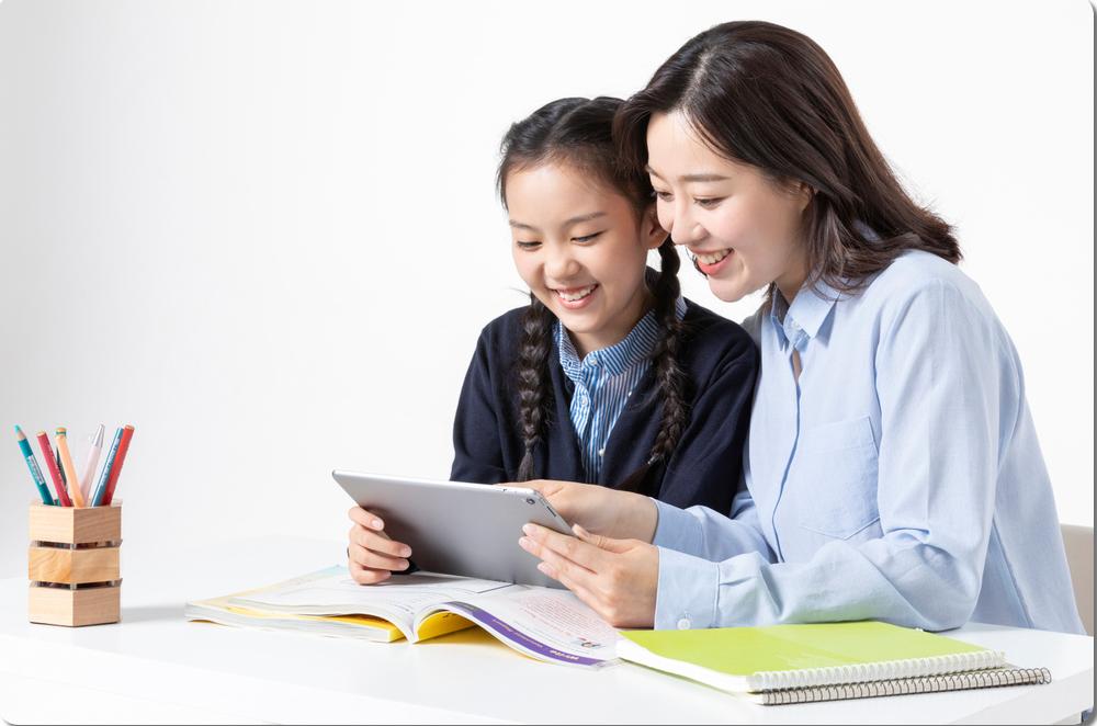 교재를 함께 보며 설명을 듣는 학생