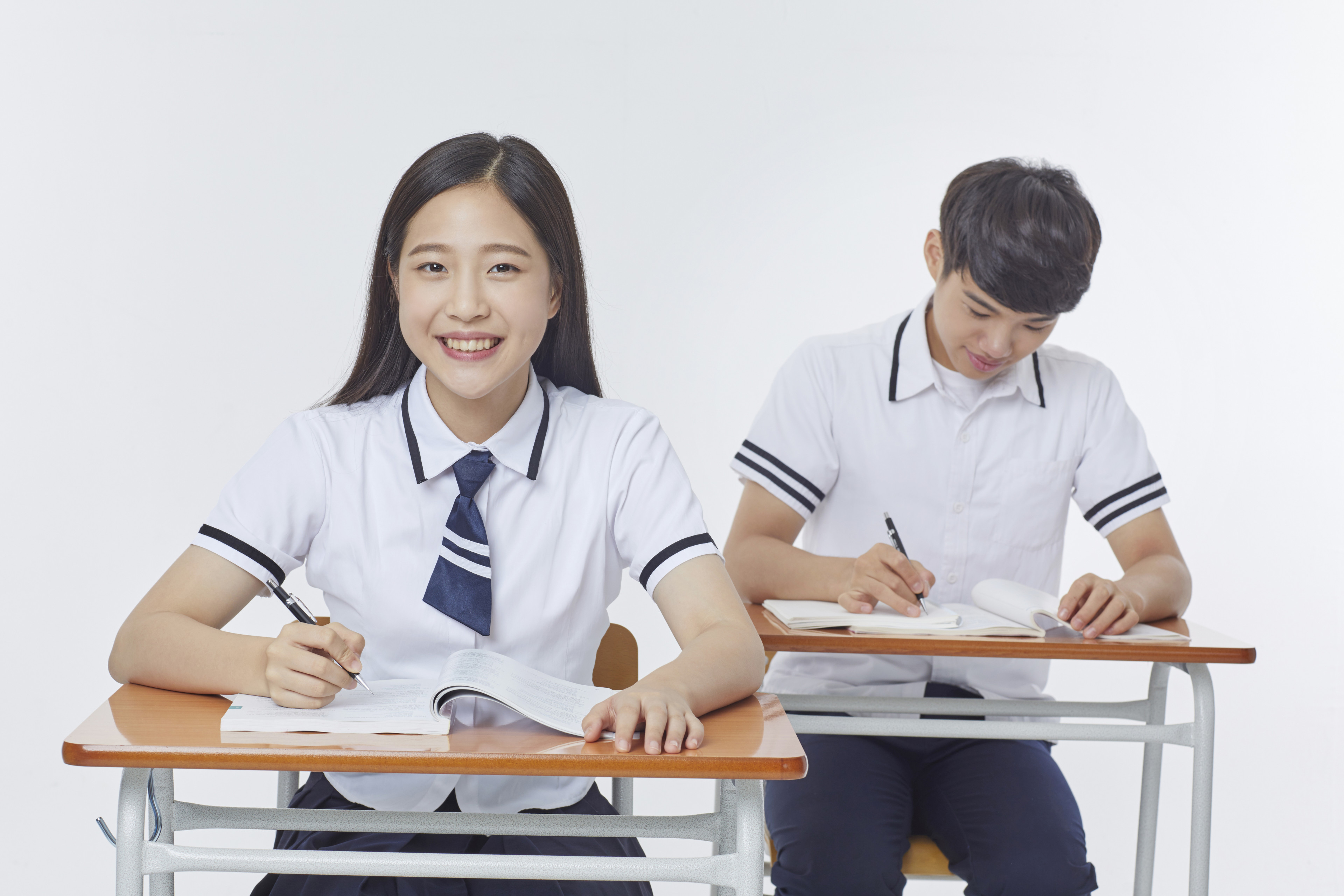 교실에서 노트에 필기하는 학생