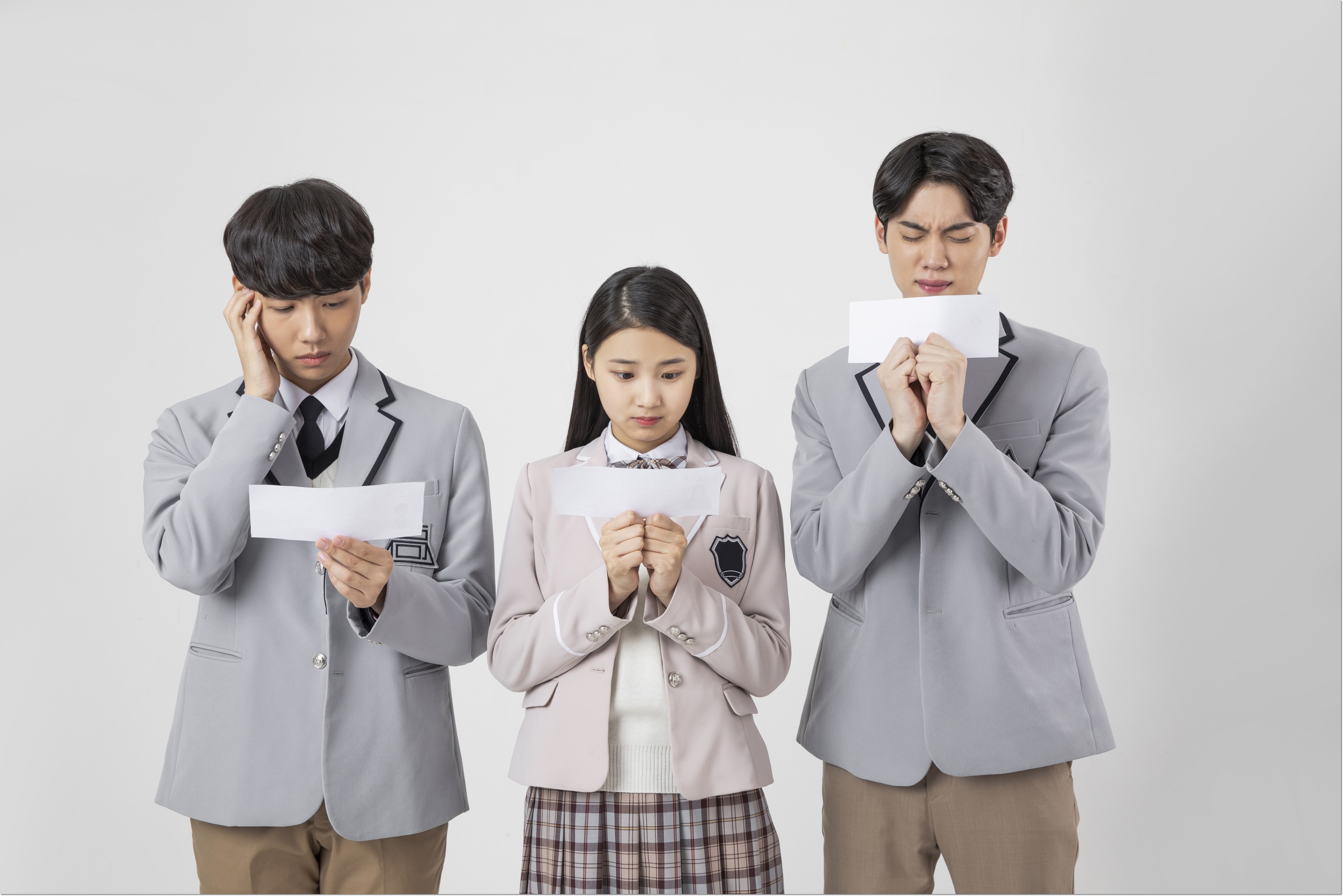 노트를 살펴보며 생각하는 학생들과 교사