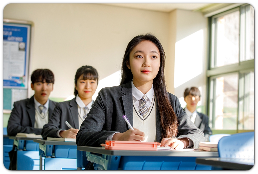 교실 앞자리에서 수업을 듣는 학생