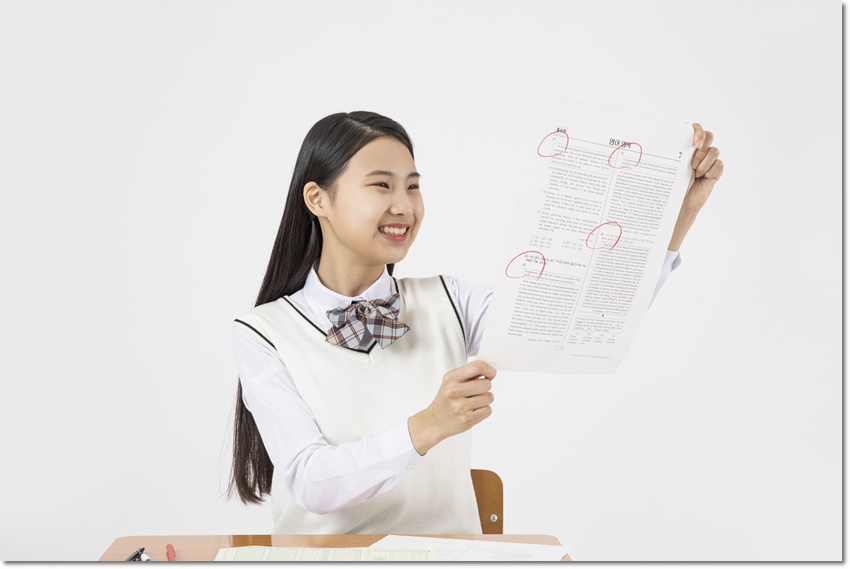 공책을 들어 학습 내용을 설명하는 학생