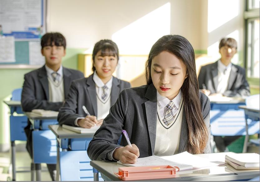 교실에서 학습지에 답을 적는 학생