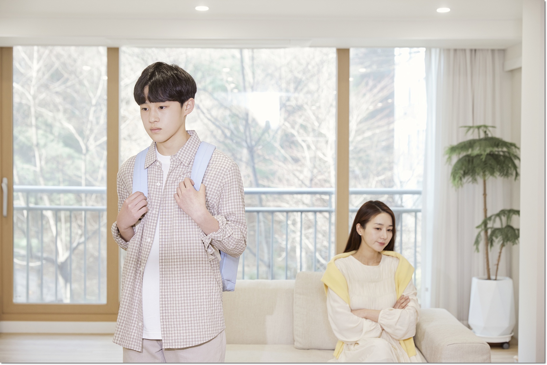 노트북과 책을 이용해 공부하는 학생들