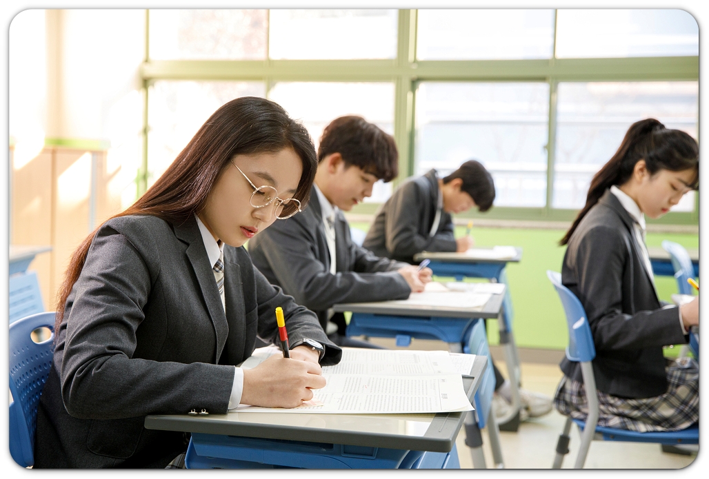 교실에서 문제를 풀고 있는 학생들