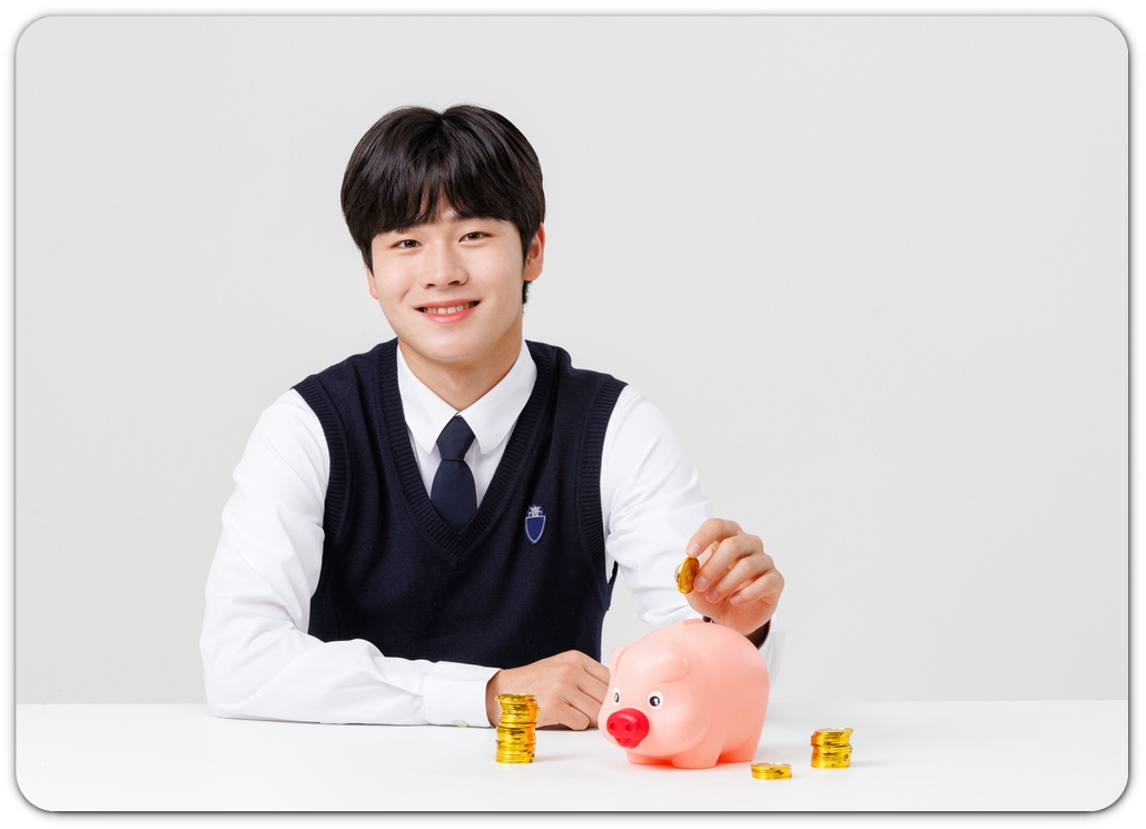 돼지 저금통과 동전을 앞에 둔 학생