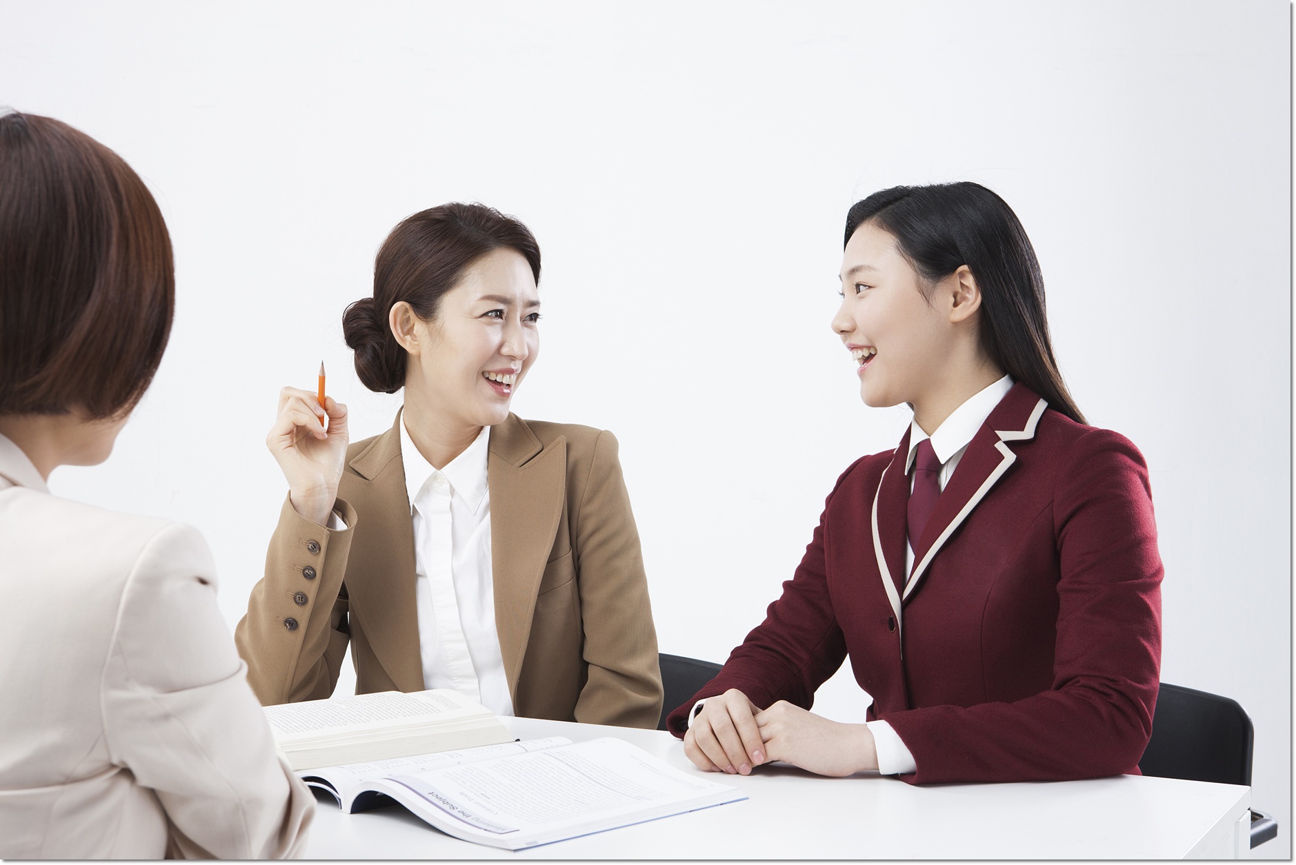 교사와 대화하며 손을 든 학생