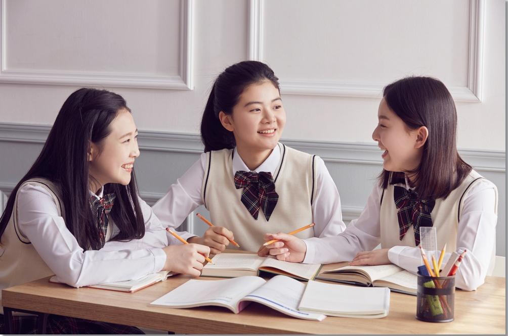 교재를 펼쳐 함께 이야기하는 학생들
