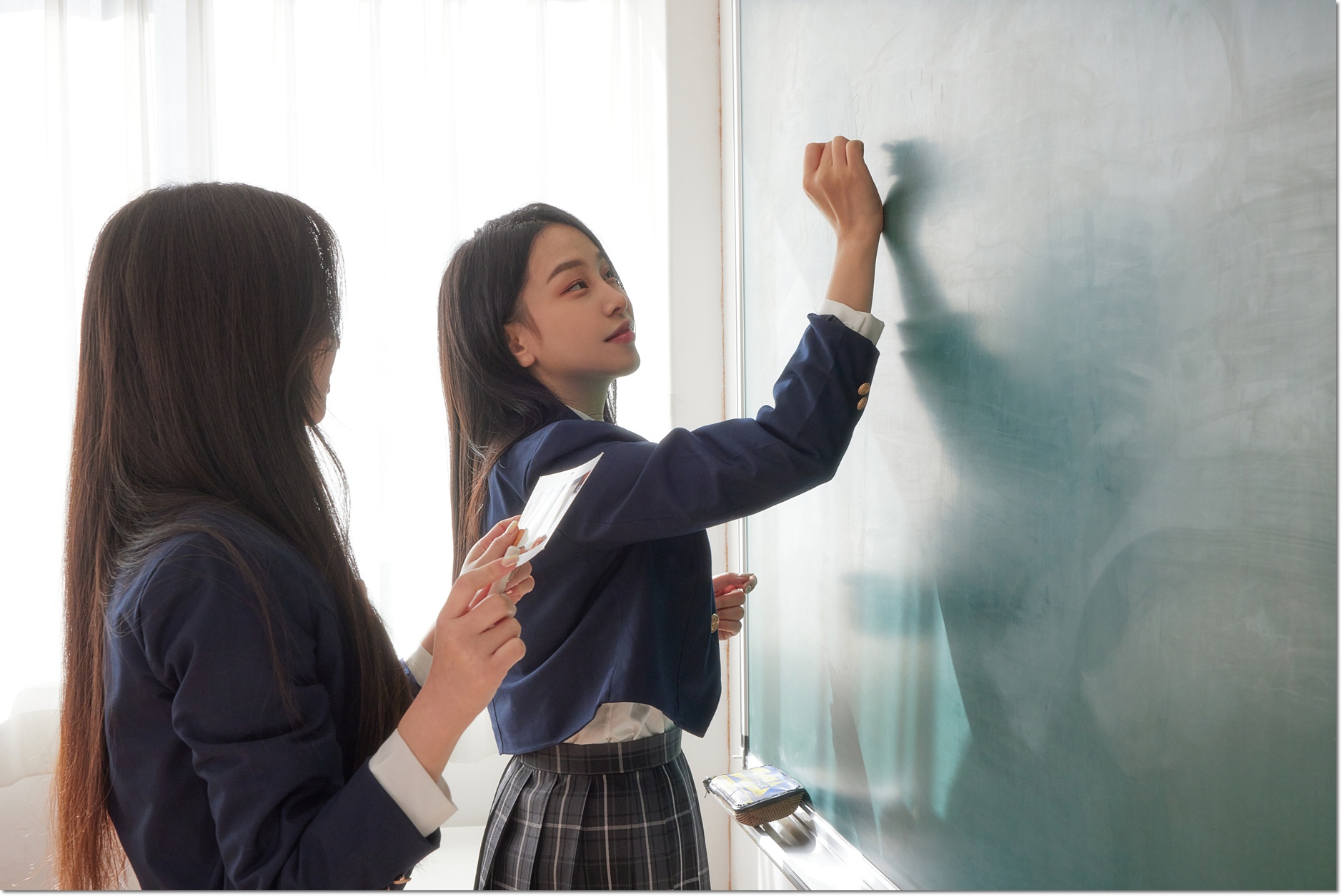 칠판에 내용을 적고 설명하는 학생들