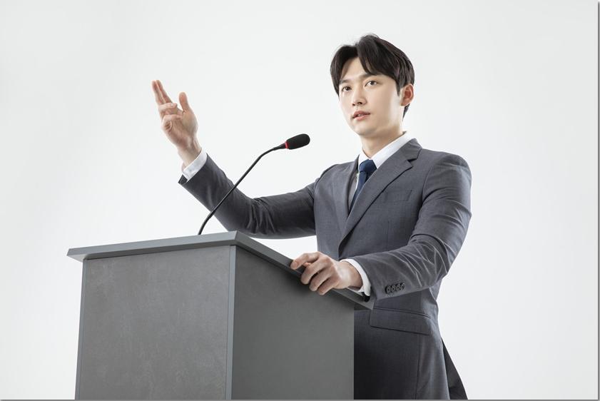 책을 들고 설명하는 교사