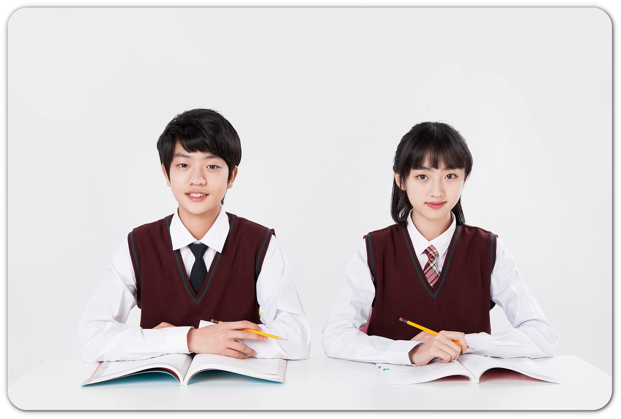 나란히 앉아 교재를 펼친 두 학생