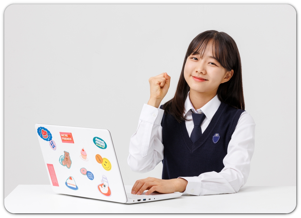 노트북과 교재 앞에서 생각하는 학생