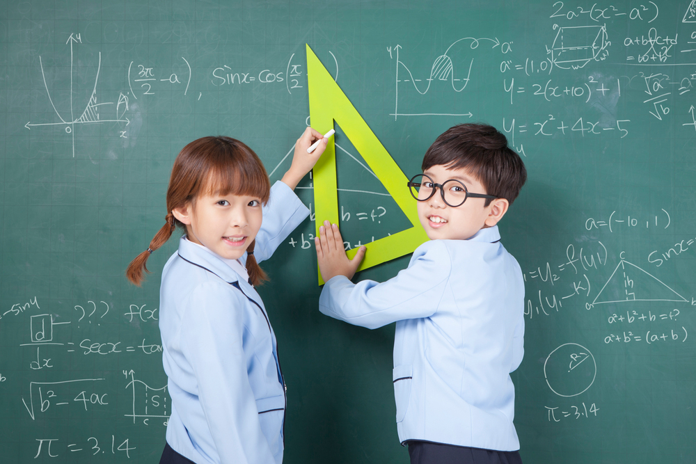 칠판 앞에서 삼각자와 함께 서 있는 학생들