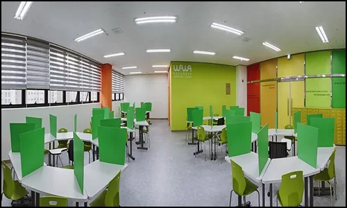 과목별학원 개별 책상과 칸막이가 있는 학습 공간